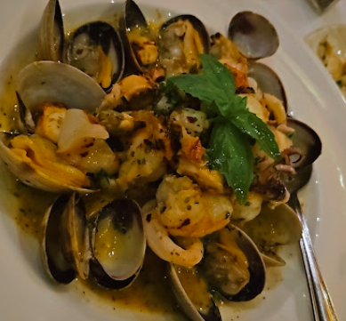 Il Poggiolo signature dishes Linguini di Mare
Rigatoni Con Salsiccia E Piselli
Paccheri